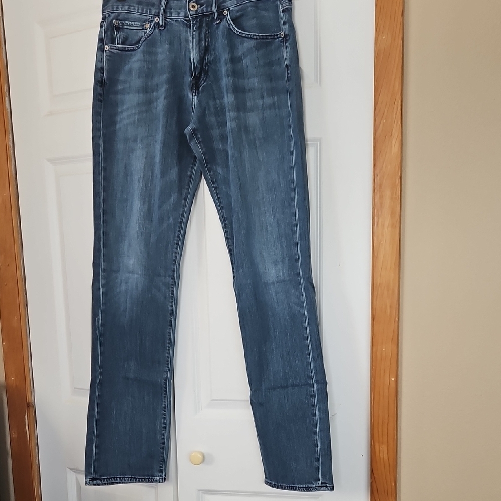 Lucky brand Mens blue jeans. 221 original straight.  Size W32 L34